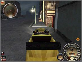 Uzbrojeni w kije wchodzimy przez bramę na podwórko - Misja 7 - Lepiej do tego przywyknij | Mafia The City of Lost Heaven - Mafia: The City of Lost Heaven - poradnik do gry