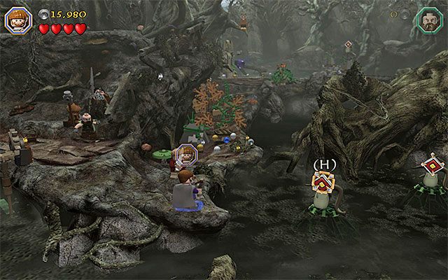 Doskocz Dwalinem do wyższej półki, podejdź od lewej strony do dużego bloku i uderz w niego młotem (Dwalins Warhammer) żeby przesunąć go w prawo i go rozbić - Etap 10 (Flies and Spiders) - Mroczna Puszcza | Opis przejścia LEGO The Hobbit - LEGO The Hobbit - poradnik do gry