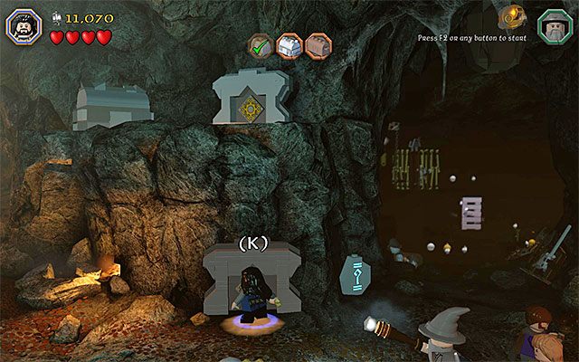 Przejdź przez dolny właz żeby dotrzeć do półki ze skrzynią - Etap 5 (The Troll Hoard) - Zbadanie jaskini | Opis przejścia LEGO The Hobbit - LEGO The Hobbit - poradnik do gry