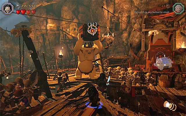 Zacznij atakować kolejne mniejsze gobliny, ale miej też na uwadze poczynania Wielkiego Goblina - Etap 7 (Goblin-town) - Pierwszy pojedynek z Wielkim Goblinem | Opis przejścia - LEGO The Hobbit - poradnik do gry