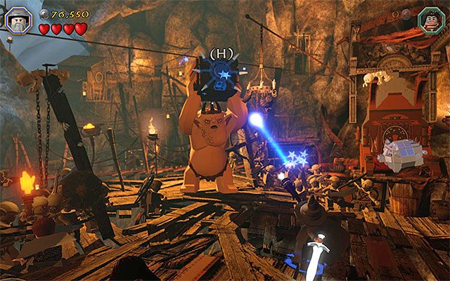 Wybierz Gandalfa i traf magicznym pociskiem w skrzynię - Etap 7 (Goblin-town) - Pierwszy pojedynek z Wielkim Goblinem | Opis przejścia - LEGO The Hobbit - poradnik do gry