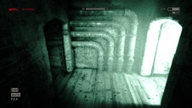 Rozwidlenie, prawo by podążać dalej fabułą, lewo po baterię - Podziemne Laboratorium/Szpital | Przejście gry Outlast Whistleblower - Outlast: Whistleblower - poradnik do gry