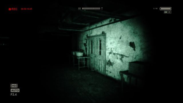 Po próbie otwarcia tych drzwi, pojawi się twój przeciwnik - Skrzydło wychowawcze | Przejście gry Outlast Whistleblower - Outlast: Whistleblower - poradnik do gry