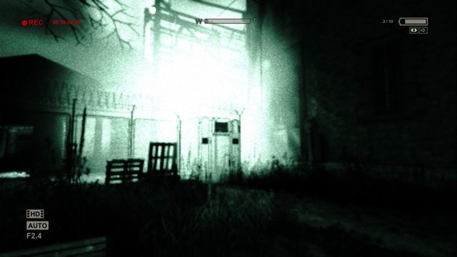 Pod drzwiami katedry po lewej od tego przejścia - Dokumenty | Przejście gry Outlast Whistleblower - Outlast: Whistleblower - poradnik do gry