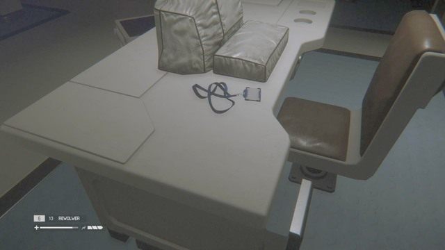 identyfikator leży na biurku obok drzwi - Seegson Synthetics | Zaginione osoby i dzienniki w Obcy Izolacja - Obcy: Izolacja - poradnik do gry