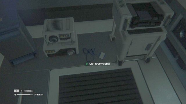 Identyfikator leży na ziemi obok biurka w zablokowanym pokoju (użyj kalibratora dostępu żeby zhackować drzwi) - Centrum łączności Seegson | Zaginione osoby i dzienniki w Obcy Izolacja - Obcy: Izolacja - poradnik do gry