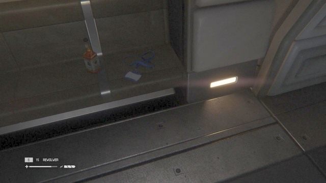Identyfikator leży na ławce w dzielnicy mieszkalnej - Wieża Mieszkalna Solomons | Zaginione osoby i dzienniki w Obcy Izolacja - Obcy: Izolacja - poradnik do gry