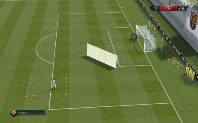 Twoim zadaniem jest, korzystając z podcinki, przerzucenie piłki nad murem i trafienie w jeden z celów ulokowanych w bramce - Zaawansowane strzelanie | Gry treningowe w FIFA 15 - FIFA 15 - poradnik do gry