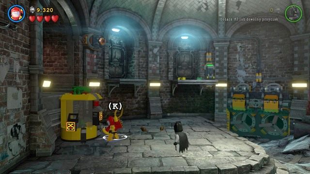 Po zbudowaniu maszyny zmień postać na Robina (przycisk zmiany stroju) i zbierz token, który się tam pojawił - Pościek | Opis przejścia Lego Batman 3 Poza Gotham - LEGO Batman 3: Poza Gotham - poradnik do gry