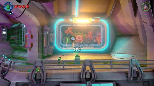 Jak tylko przejdziesz na drugą stronę pola, obok ciebie będzie szyba a za szybą bandyta - Na Strażnicy Porządku | Opis przejścia Lego Batman 3 Poza Gotham - LEGO Batman 3: Poza Gotham - poradnik do gry