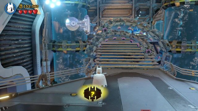 Po zebraniu kostiumu Batmanem, zmień go na pancerz wspomagany i wystrzel rakietę w srebrny obiekt na lewym zbiorniku wody - Na Strażnicy Porządku | Opis przejścia Lego Batman 3 Poza Gotham - LEGO Batman 3: Poza Gotham - poradnik do gry