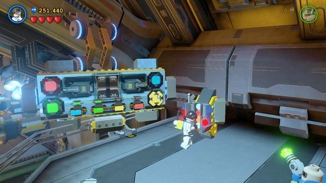 W konsoli będą cztery przyciski różnego koloru w każdym rogu - Na Strażnicy Porządku | Opis przejścia Lego Batman 3 Poza Gotham - LEGO Batman 3: Poza Gotham - poradnik do gry