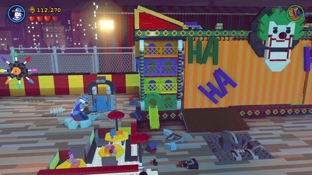 Skorzystaj ze stroju elektrycznego Jokera i przejdź na lewą stronę po czym doładuj swoją energię na pobliskim generatorze - Małe Gotham... Duży Problem | Opis przejścia Lego Batman 3 Poza Gotham - LEGO Batman 3: Poza Gotham - poradnik do gry