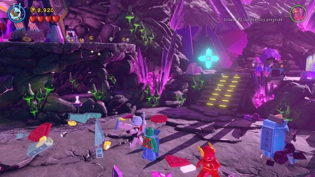 Dotrzyj do centralnej części lokacji a znajdziesz tutaj szklane kryształy - Miłość Ci Wszystko Wybaczy | Opis przejścia Lego Batman 3 Poza Gotham - LEGO Batman 3: Poza Gotham - poradnik do gry