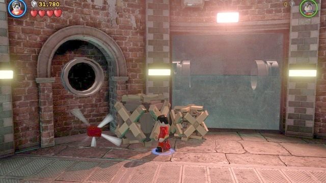 Zmień postać na Plastic Mana i stań na czerwonej platformie - Adam West / Czerwony klocek | Pościek - sekrety w Lego Batman 3 Poza Gotham - LEGO Batman 3: Poza Gotham - poradnik do gry