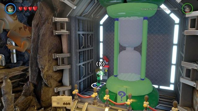 Udaj się w lewą stronę a znajdziesz klepsydrę z logiem człowieka zagadki - Zadania poboczne | Batjaskinia - sekrety w Lego Batman 3 Poza Gotham - LEGO Batman 3: Poza Gotham - poradnik do gry