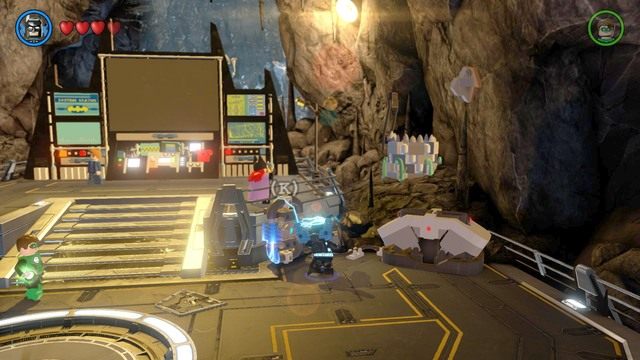 Przejdź na prawą stronę i przekaż energię ze stroju do drugiego generatora - Postacie i Pojazdy | Batjaskinia - sekrety w Lego Batman 3 Poza Gotham - LEGO Batman 3: Poza Gotham - poradnik do gry
