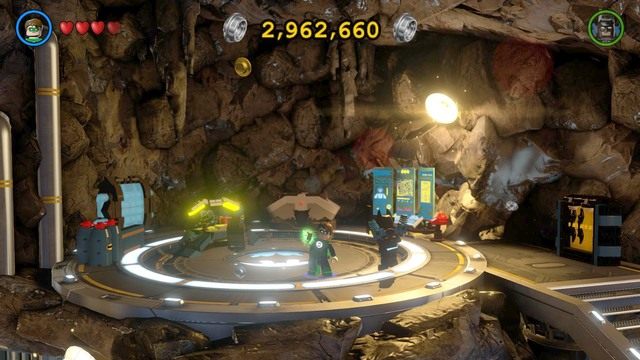 Trzeci złoty klocek możesz zdobyć będąc w sali do tworzenia kostiumów w batjaskini - Złote Klocki | Batjaskinia - sekrety w Lego Batman 3 Poza Gotham - LEGO Batman 3: Poza Gotham - poradnik do gry