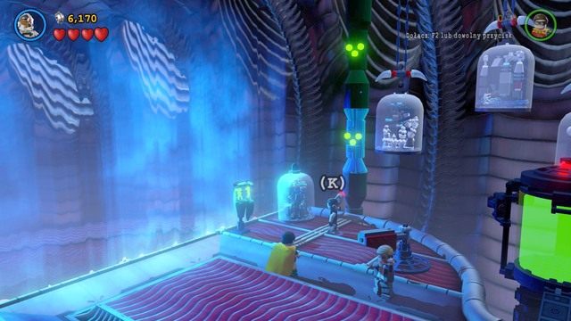 Podejdź na prawą stronę i użyj stroju magnetycznego Cyborga na niebieskim słupie - Adam West / Czerwony klocek | Czaszkoła Przetrwania - sekrety - LEGO Batman 3: Poza Gotham - poradnik do gry
