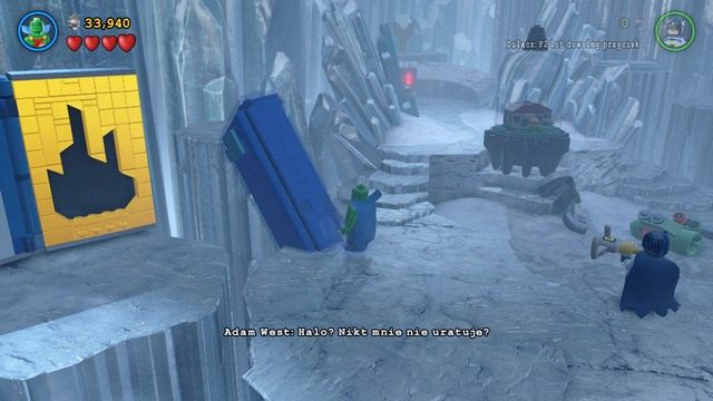 Obok złotej ściany, w której otrzymałeś minizestaw znajdziesz niebieski obiekt - Adam West / Czerwony klocek | Chłodna Historia - sekrety - LEGO Batman 3: Poza Gotham - poradnik do gry