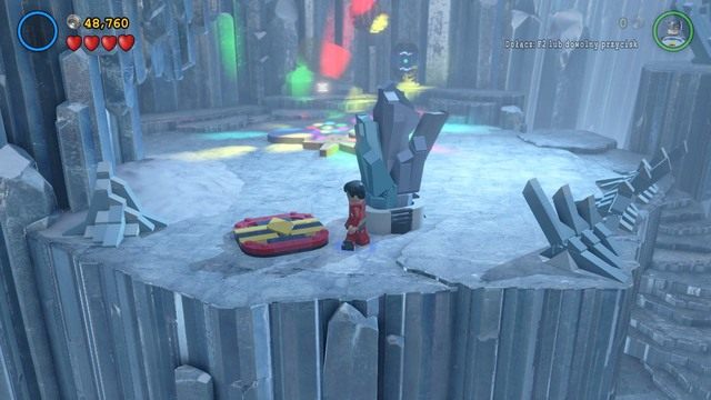 Przejdź do ostatniej części jaskini i skorzystaj z platformy dla Plastic Mana - Adam West / Czerwony klocek | Chłodna Historia - sekrety - LEGO Batman 3: Poza Gotham - poradnik do gry