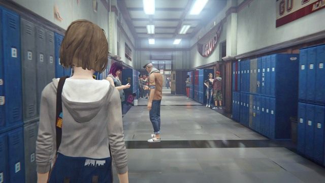 Po wyjściu z klasy ponownie rozejrzyj się po holu i poprowadź konwersacje z rówieśnikami - Life is Strange: Chrysalis, Rozdział 1 - solucja, opis przejścia - Life is Strange - poradnik do gry