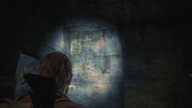 Szmaragd znajduje się tuż pod sufitem - zestrzel go, a następnie podnieś z ziemi. - Idź do wieży cz.1 | Kolonia karna - Barry | Resident Evil Revelations 2 - Resident Evil: Revelations 2 - Kolonia Karna - poradnik do gry