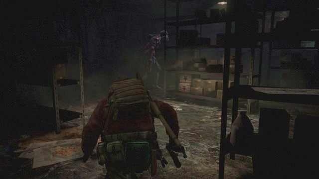 Aby móc zajść przeciwnika trzeba chwilę poczekać, jednakże korzyść z cichej eliminacji jest tego warta. - Idź do wieży cz.2 | Kontemplacja - Barry | Resident Evil Revelations 2 - Resident Evil: Revelations 2 - Kolonia Karna - poradnik do gry