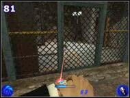 Po przejściu do kolejnej jaskini ponownie strzel w beczki, rozwal przeciwników i otwórz bramkę - Poziom 11 | James Bond 007 NightFire - James Bond 007: NightFire - poradnik do gry