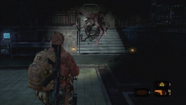 Alex najchętniej będzie atakować przy pomocy swoich długich rąk. - Pokonaj Alex | Metamorfoza - Barry | Resident Evil Revelations 2 - Resident Evil: Revelations 2 - Kolonia Karna - poradnik do gry