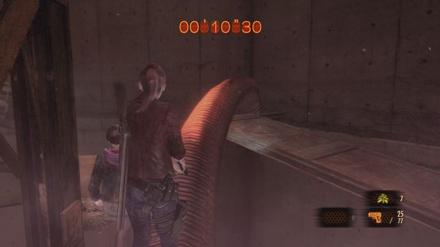 Na końcu rury uważaj na ostatnią niewidzialną kreaturę. - Ucieknij z pomnika - odliczanie | Metamorfoza - Claire - Resident Evil: Revelations 2 - Kolonia Karna - poradnik do gry