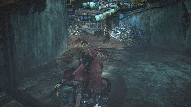 Kilku przeciwników obudzi się, gdy podejdziesz bliżej. - Idź na szczyt klifu | Metamorfoza - Barry | Resident Evil Revelations 2 - Resident Evil: Revelations 2 - Kolonia Karna - poradnik do gry
