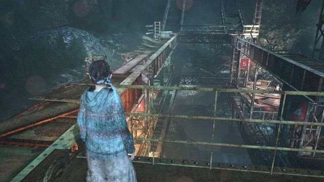 Aby ominąć dziury skorzystaj z platformy, której góra posłuży jako pomost. - Idź na szczyt klifu | Metamorfoza - Barry | Resident Evil Revelations 2 - Resident Evil: Revelations 2 - Kolonia Karna - poradnik do gry