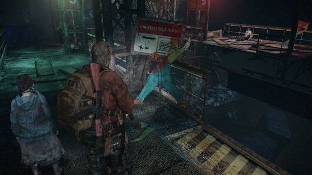 Na drugą stronę dostaniesz się po szybkim przełączeniu na Barryego i zejściu z platformy podczas jej ruchu. - Idź na szczyt klifu | Metamorfoza - Barry | Resident Evil Revelations 2 - Resident Evil: Revelations 2 - Kolonia Karna - poradnik do gry