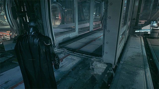 Skrzynia zniszczy jedną ze szklanych ścian po tym jak dostatecznie rozbujasz sterowiec - Odnalezienie Stracha na Wróble na pokład drugiego sterowca | Główny wątek fabularny - Batman Arkham Knight - poradnik do gry