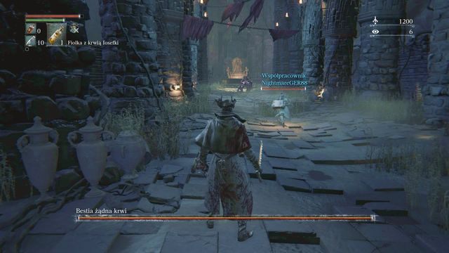 Pomocnik atakuje bossa, host pozostaje lekko z tyłu. - Multiplayer w Bloodborne - Bloodborne - poradnik do gry