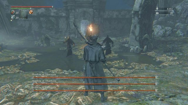 Trzej przeciwnicy, każdy z innymi atakami. - Cienie Yharnam | Bossowie w Bloodborne - Bloodborne - poradnik do gry