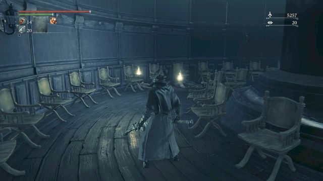 Gdy podejdziesz pod ciała z góry zeskoczy ukryty przeciwnik. - Budynek Auli | Opis przejścia Bloodborne - Bloodborne - poradnik do gry