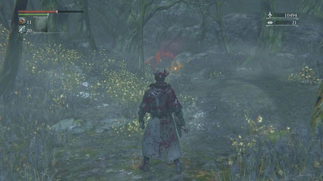 Kawałek dalej dojdziesz do miejsca gdzie widoczny jest podświetlony na czerwono nagrobek (screen) - Zakazany las | Opis przejścia Bloodborne - Bloodborne - poradnik do gry