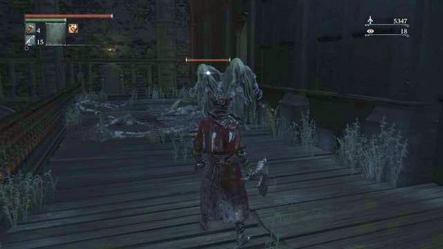 Już schodząc po schodach zostaniesz zaatakowany przez kilka grup przeciwników. - Stare Yharnam | Opis przejścia Bloodborne - Bloodborne - poradnik do gry