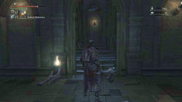 U szczytu schodów znajdziesz kraty, otwierając je odblokujesz spory skrót. - Stare Yharnam | Opis przejścia Bloodborne - Bloodborne - poradnik do gry