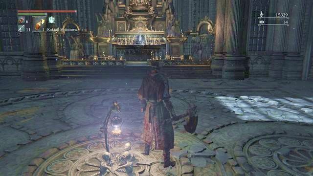 Podejdź do ołtarza i zbadaj przedmiot, aby odblokować hasło potrzebne do przejścia do Zakazanego lasu. - Rewir katedralny - centralny plac | Opis przejścia Bloodborne - Bloodborne - poradnik do gry