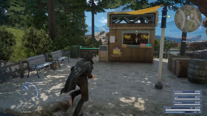 Postać siedząca w budce pozwala rozpocząć wyścig. - Jak odblokować wyścigi chocobo w Final Fantasy XV? - Final Fantasy XV - poradnik do gry