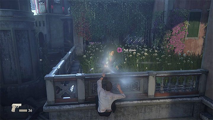 Drugi strażnik podróżuje po balkoniku z wysoką trawą - Uncharted 4 Kres Złodzieja: Rozdział 7 Zgaszone światła - solucja, opis przejścia - Uncharted 4: Kres Złodzieja - poradnik do gry