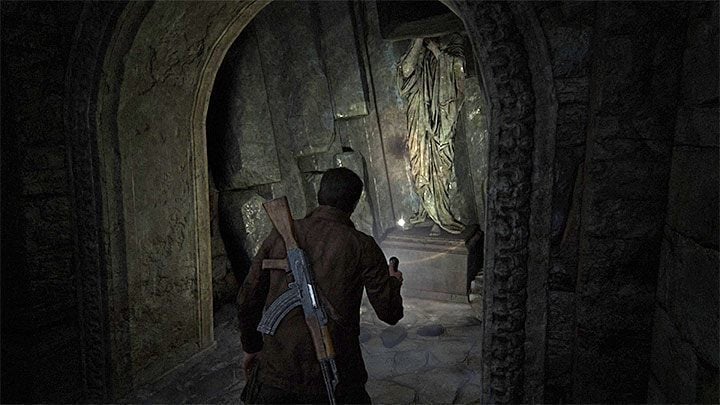 Po kilku chwilach dotrzesz do znacznie większej sali, w której zauważysz trzy zawieszone duże krzyże - Uncharted 4 Kres Złodzieja: Rozdział 8 Grób Henryego Averyego - solucja, opis przejścia - Uncharted 4: Kres Złodzieja - poradnik do gry