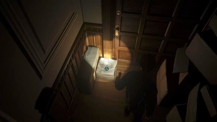 Gdy trafisz do pokoju z sarkofagami, idź schodami na górę, znajdziesz pod drzwiami pudełko na zabawki i kolejny skarb - Uncharted 4 Kres Złodzieja: Bracia Drakeowie - wszystkie karby - Uncharted 4: Kres Złodzieja - poradnik do gry