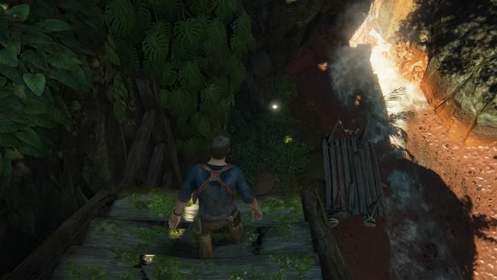Po pierwszym spotkaniu z dwójką przeciwników, (gdy wisisz na linie), patrząc od strony drewnianej windy udaj się na przód i zeskocz w dół po skarb - Uncharted 4 Kres Złodzieja: Na dobre i na złe - wszystkie skarby - Uncharted 4: Kres Złodzieja - poradnik do gry
