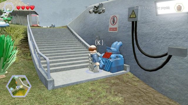 Zejdź schodami obok domu jako Udesky i napraw niebieski generator - Brama parku jurajskiego | Jurassic Park - sekrety - LEGO Jurassic World - poradnik gry