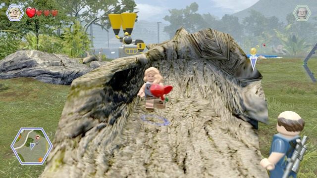 Drugi przedmiot, jabłko znajdziesz schowane w pniu drzewa - Terytorium Gallimima | Jurassic Park - sekrety - LEGO Jurassic World - poradnik gry