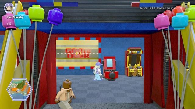 Podejdź jako Murphy do strefy gier i skorzystaj z widocznej na obrazku maszyny - Główna ulica | Jurassic World - sekrety - LEGO Jurassic World - poradnik gry